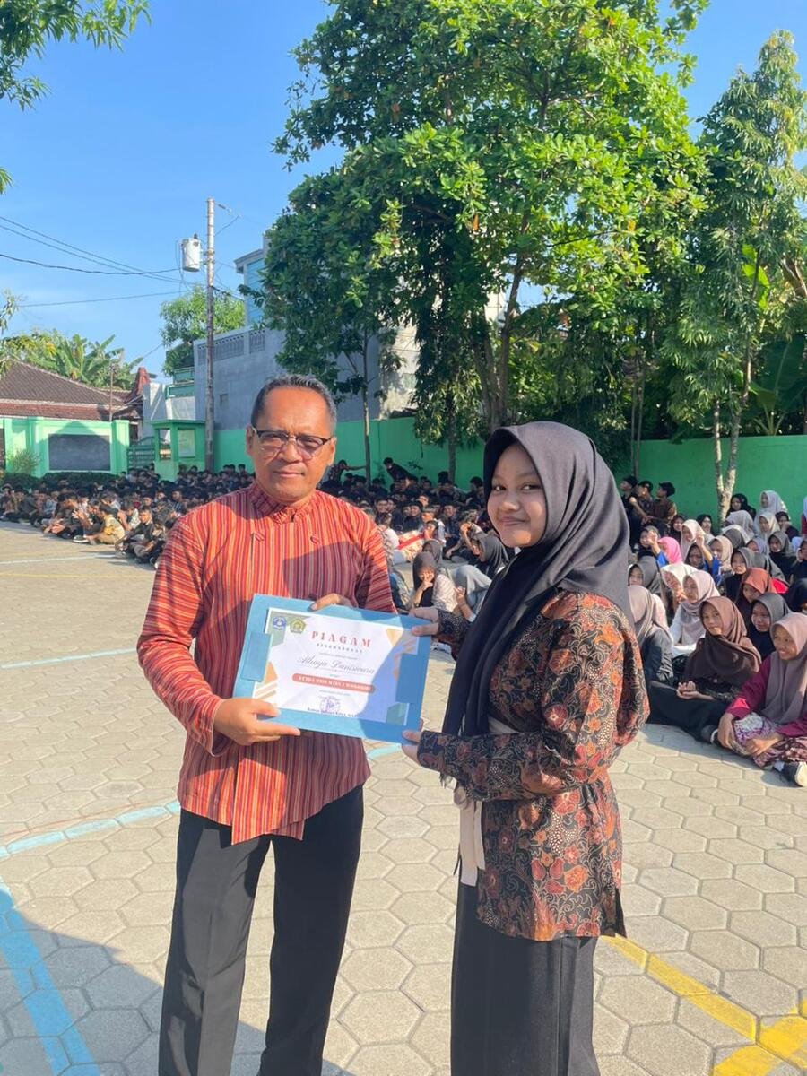 Mengukir Jejak Kepemimpinan: Ketua OSIM MTsN 1 Wonogiri Terima Penghargaan