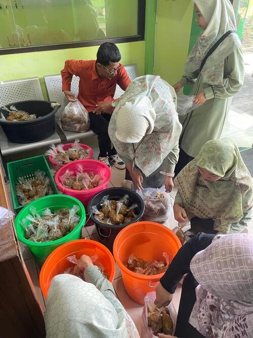 Makan Bersama Daging Kurban, Wujud Syukur dan Kebersamaan di MTs Negeri 1 Wonogiri