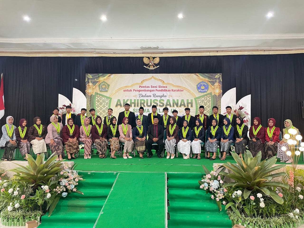 Diiringi Doa dan Air Mata Bahagia, Siswa Kelas IX MTs Negeri 1 Wonogiri Resmi Menjadi Alumni 