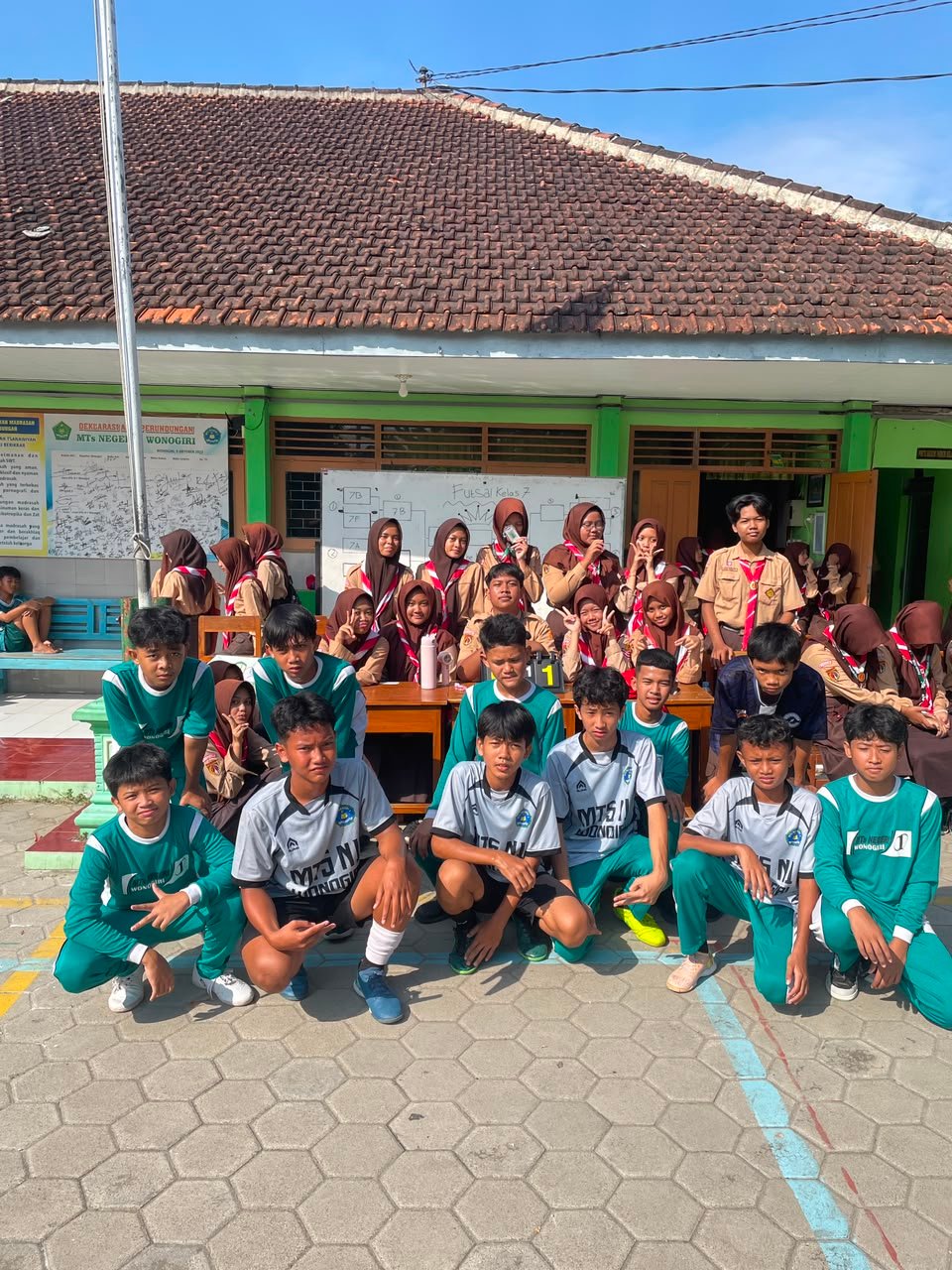 Gemuruh Sorak dan Adu Strategi, Lomba Futsal Kelas 7 MTsN 1 Wonogiri Mengguncang Halaman Madrasah Bergelora